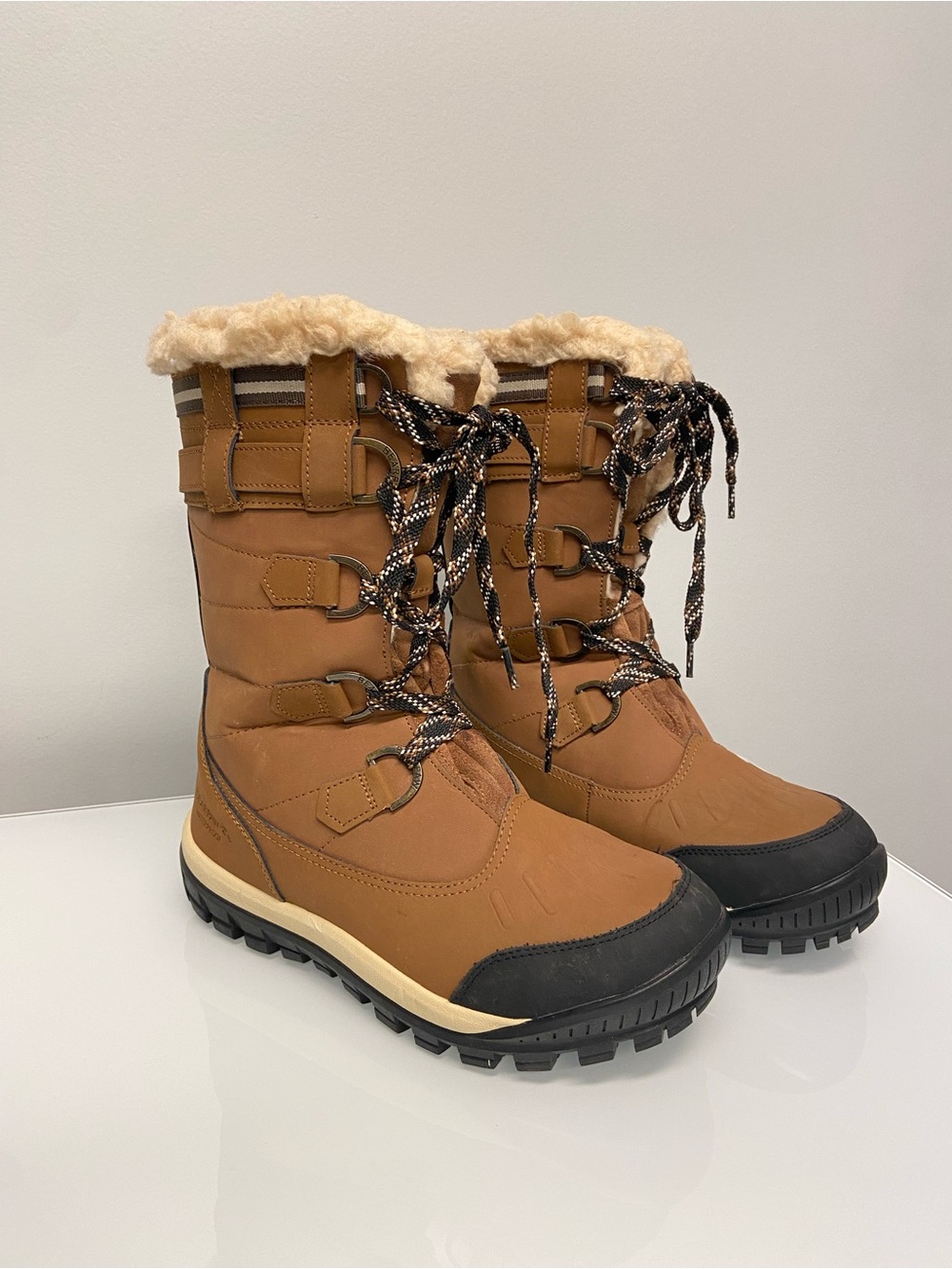 BEARPAW Desdemona Snow Boot Sz 9 WATERPROOF Winter. SHEEPSKIN, WOOL Lined, Warm